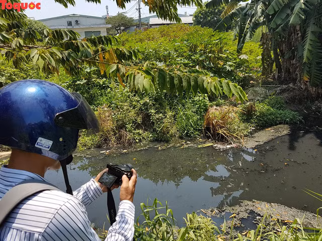 Dòng nước đen ngòm trên kênh Khe Cạn...