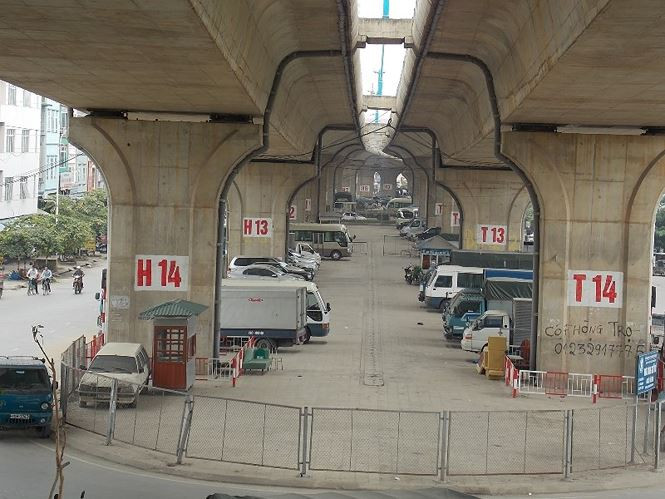 Hàng trăm xe tải, xe con đỗ ngày đêm dưới cân cầu vượt 