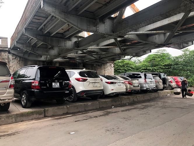 Gầm cầu đường sắt Quốc gia tại nút giao thông Chương Dương – Long Biên cũng đang trở thành bãi trông xe từ nhiều năm nay.