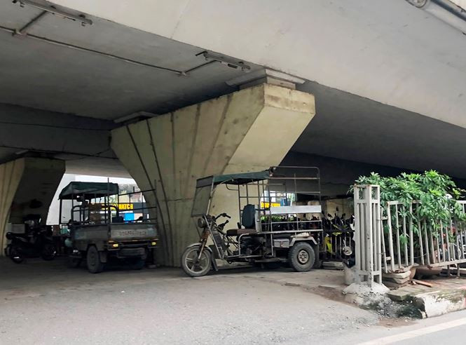 Tại bãi trông xe dưới gầm cầu vượt Mai Dịch, cầu Vĩnh Tuy cùng với ô tô, xe máy, phương tiện gửi tại đây còn có cả xe khách, xe tải, thậm chí là cả xe ba bánh tự chế.