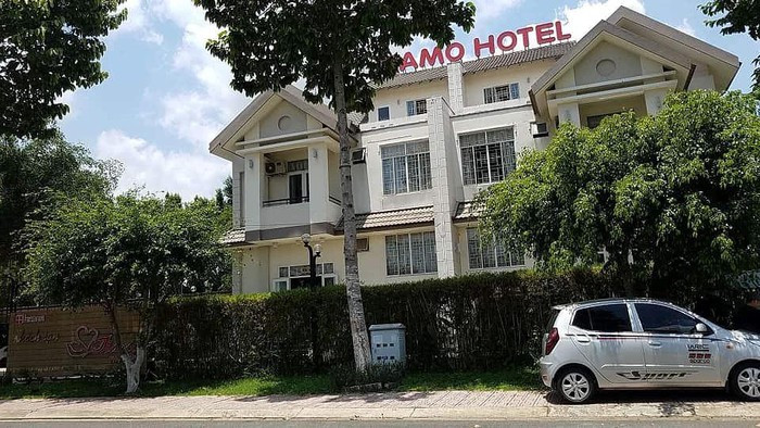 Khách sạn Tiamo - nơi các đối tượng gây án từng cư trú nằm trong khu dân cư Phú Thịnh ven sông Sài Gòn. Khu dân cư này bảo vệ canh gác 24/24 rất nghiêm ngặt, là khách sạn hạng sang ở Bình Dương.