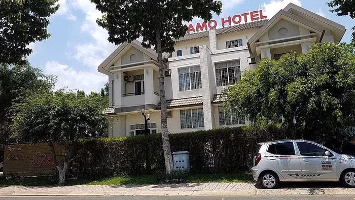 Khách sạn Tiamo - nơi các đối tượng gây án từng cư trú nằm trong khu dân cư Phú Thịnh ven sông Sài Gòn. Khu dân cư này bảo vệ canh gác 24/24 rất nghiêm ngặt, là khách sạn hạng sang ở Bình Dương.