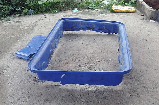 Trong ngày 17/5/2019, khi phá thùng nhựa đổ đầy bê tông và kiểm tra tử thi, điều tra viên phát hiện ở vùng cổ nạn nhân có một sợi dây dù to bằng ngón tay út, dài gần một mét. Nạn nhân này có thể đã bị siết cổ.