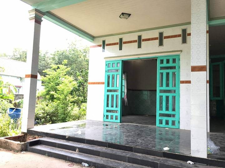 Người phụ nữ xưng tên Thanh đứng ra làm việc với ông Vương (chủ cũ của ngôi nhà) về vấn đề thuê chính là Phạm Thị Thiên Hà, 31 tuổi, một trong bốn đối tượng đã bị tạm giữ. Nhiều khả năng Hà đã dùng giấy tờ giả. Cùng bị bắt với Hà là Trịnh Thị Hồng Hoa (66 tuổi) mẹ ruột của Hà. Mẹ con Hà - Hoa cũng các đối tượng trong nhóm thuê nhà đang theo một tôn giáo lạ. Rạng sáng 19/5/2019, 2 thi thể được xác định danh tính là Trần Đức Linh (quê Nghệ An) và Trần Trí Thành (tạm trú quận Phú Nhuận, TP.HCM). Hai nạn nhân này trong độ tuổi từ 30-35.