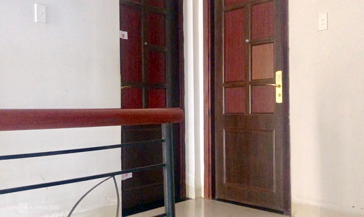 Theo lời kể của lễ tân, nhóm đối tượng đến thuê phòng tại tầng trệt vào đầu tháng 4, giá bảy triệu đồng mỗi tháng do một người tên Lê Ngọc Phương Thảo (29 tuổi, hộ khẩu ở tỉnh Tiền Giang) đứng tên. Bốn người ở chung phòng giường đôi, sinh hoạt khép kín, ít ra ngoài. Cách ăn mặc và cử chỉ của nhóm này được miêu tả giống với người tu hành.