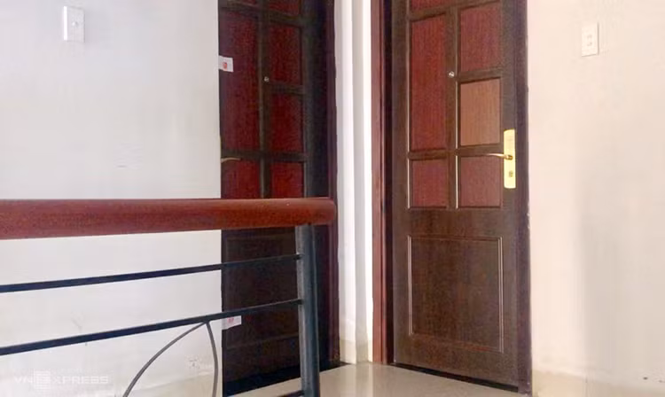 Theo lời kể của lễ tân, nhóm đối tượng đến thuê phòng tại tầng trệt vào đầu tháng 4, giá bảy triệu đồng mỗi tháng do một người tên Lê Ngọc Phương Thảo (29 tuổi, hộ khẩu ở tỉnh Tiền Giang) đứng tên. Bốn người ở chung phòng giường đôi, sinh hoạt khép kín, ít ra ngoài. Cách ăn mặc và cử chỉ của nhóm này được miêu tả giống với người tu hành.