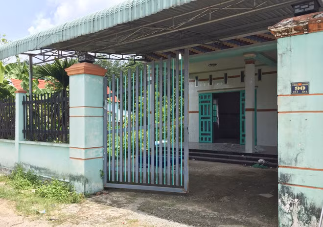 Căn nhà nơi phát hiện thi thể trong khối bê tông nằm ở địa chỉ số 90 ở ấp 5 (xã Hưng Hòa, huyện Bàu Bàng, tỉnh Bình Dương) do ông Nguyễn Minh Vương (thường trú tại ấp 2, xã Hội Nghĩa, thị xã Tân Uyên) sở hữu. Sau đó, ngôi nhà được ông Vương bán lại cho ông Huân mua lại với giá 1,6 tỷ đồng. Khi chủ mới đến nhận nhà thì phát hiện sự việc.