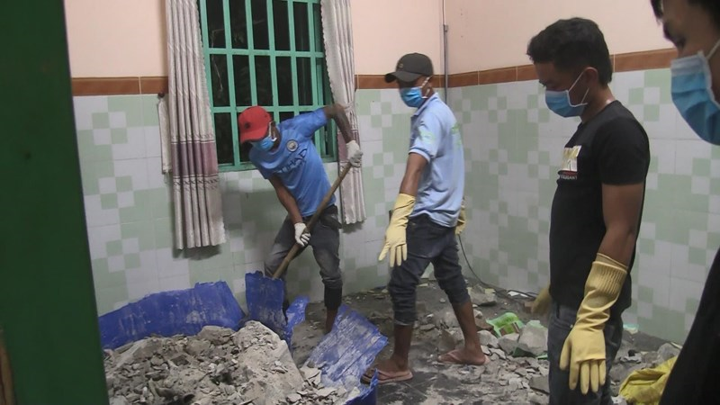 Khi tiến hành dỡ bỏ để vận chuyển ra ngoài, chủ nhà phát hiện một thi thể vùi trong khối bê tông, bốc mùi hôi thối.