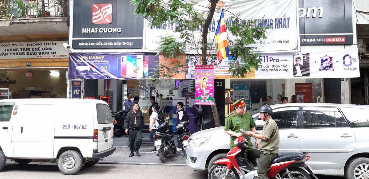Sáng nay 9/5, lực lượng của Bộ Công an do Cục Cảnh sát điều tra tội phạm về tham nhũng, kinh tế, buôn lậu chủ công, đã tiến hành khám xét chuỗi cửa hàng điện thoại Nhật Cường mobile tại trụ sở chính.
