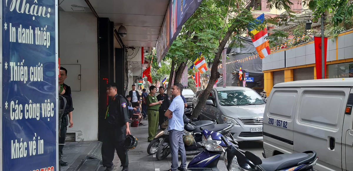 Theo ghi nhận của PV, cảnh sát thuộc Cảnh sát điều tra tội phạm về tham nhũng, kinh tế, buôn lậu khám xét, kiểm tra các loại hàng hóa giấy tờ phía bên trong. Lực lượng cơ động thuộc K20 bảo vệ an ninh bên ngoài.