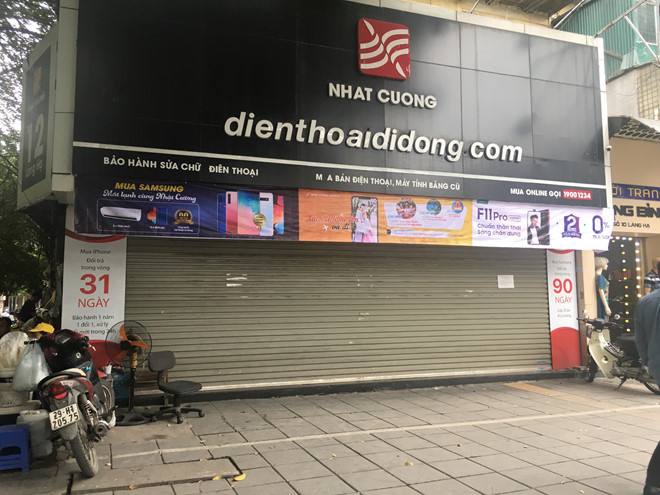 Cửa hàng di động Nhật Cường ở Láng Hạ cũng đóng cửa vào sáng nay.