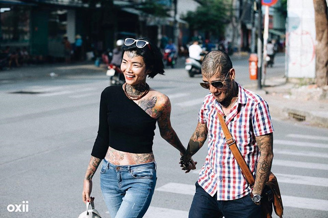 Trước đây, bà mẹ một con chia sẻ cô thường xuyên gặp phải những ánh nhìn tò mò, dè bỉu của mọi người xung quanh. Tuy nhiên 9X hạnh phúc vì luôn có gia đình, bạn bè thân thiết hiểu và ủng hộ mình. Ngoài việc chia sẻ niềm đam mê dành cho xăm hình, Huỳnh Mai cũng truyền cảm hứng cho nhiều bạn trẻ theo đuổi loại hình nghệ thuật này.