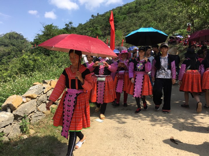 Son La: Xem gai Mong thi hai man tai Moc Chau-Hinh-4