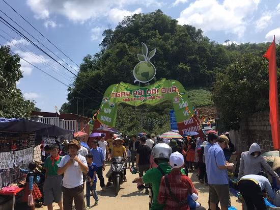 Son La: Xem gai Mong thi hai man tai Moc Chau
