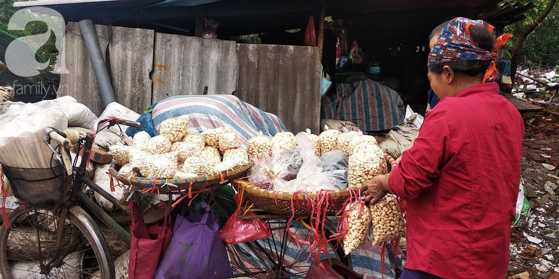 Người dân sinh sống bức xúc về việc rác thải đổ ngập ngụa quanh lối đi, đến mương hồ đen ngịt.