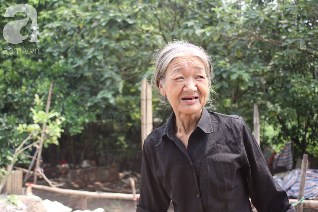 Bà Trần Bị Ba (72 tuổi, quê Nam Định) lên xóm rác thải này sinh sống đã được vài năm. Dù biết khu vực cầu Long Biên ô nhiễm môi trường nhưng vì cuộc sống mưu sinh, bà vẫn phải bám trụ tại đống rác thải này.