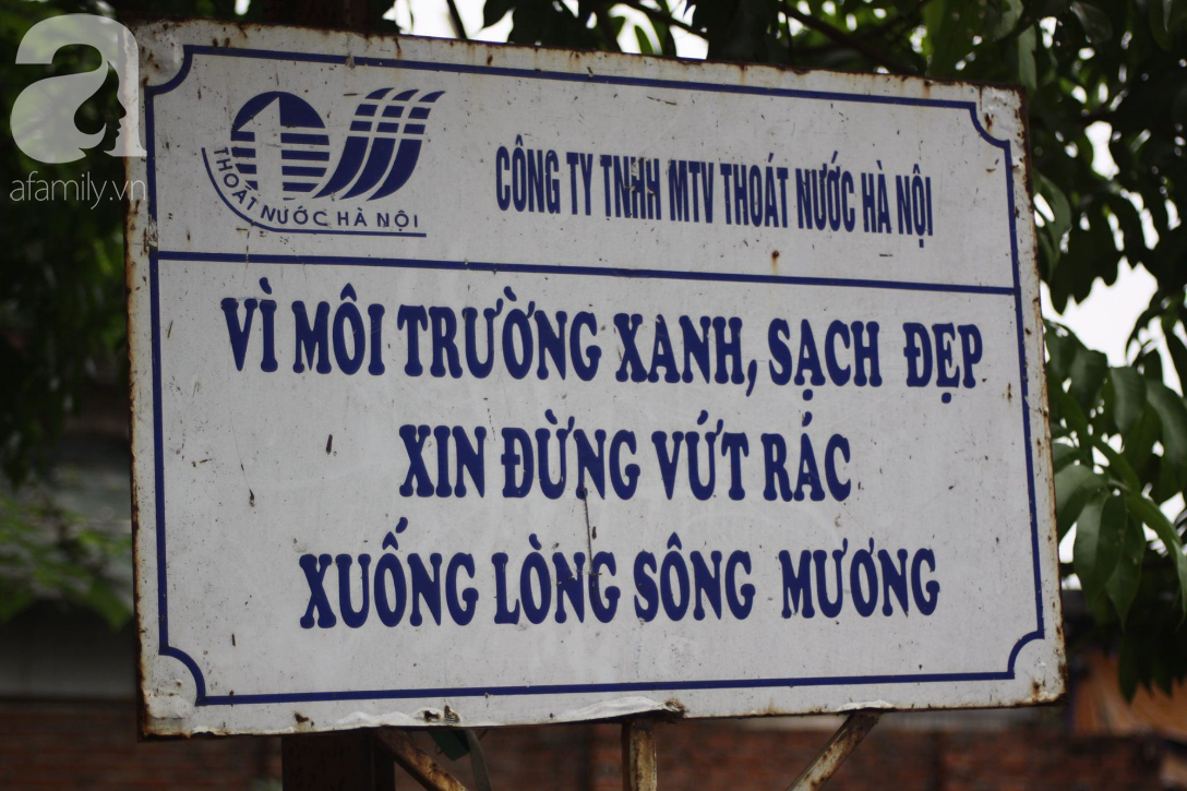 Cuộc sống của những người phụ nữ ở xóm ngụ cư trở nên ngột ngạt cũng vì mùi rác thải bốc mùi. Đặc biệt, vào mỗi khi vừa mưa xong trời nắng nóng mùi rác thải xộc lên tra tấn cả khu dân cư khiến cho nhiều người phải chạy ra đường để hít thở không khí trong lành.