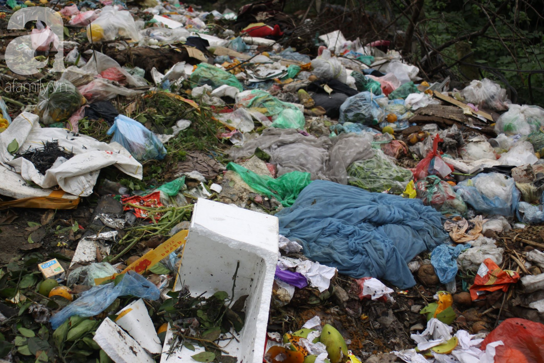 Cuộc sống của họ bao lâu nay bị bủa vây, đầu độc bởi núi rác khổng lồ trước cửa nhà và dòng mương với một màu nước thải đen ngịt, bốc mùi rất khó chịu.