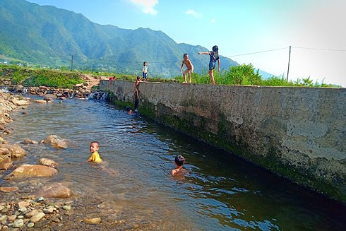 Nô đùa giữa dòng suối mát, tuy nhiên các em cũng cần sự giám sát của người lớn để đảm bảo an toàn