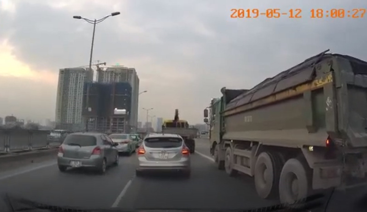 Một vụ việc khác xảy ra trên tuyến đường vành đai 3 trên cao, đoạn qua Phạm Hùng (Hà Nội) và được camera hành trình trên một xe ghi lại. Đoàn xe dài nối đuôi nhau di chuyển rất chậm, khiến nhiều người tưởng rằng phía trước xảy ra sự cố gì