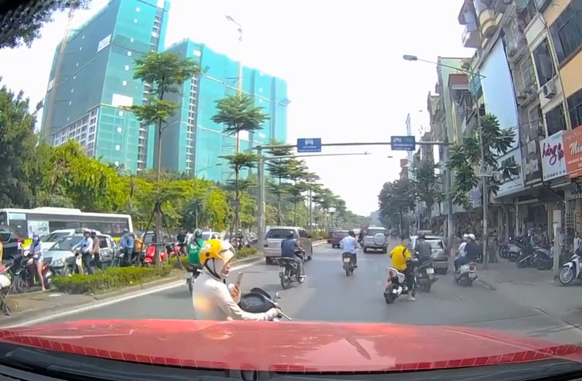 Người phụ nữ đang lưu thông trên đường đột nhiên dừng lại nói chuyện điện thoại khiến giao thông bị ùn tắc