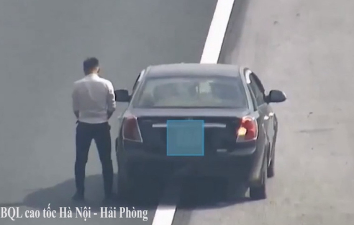 Hành vi trên bị camera giám sát trên cao tốc ghi lại. Nhiều người cho rằng hành vi trên ngoài việc gây phản cảm thì còn nguy hiểm cho chính người lái xe này và các phương tiện tham gia giao thông khác