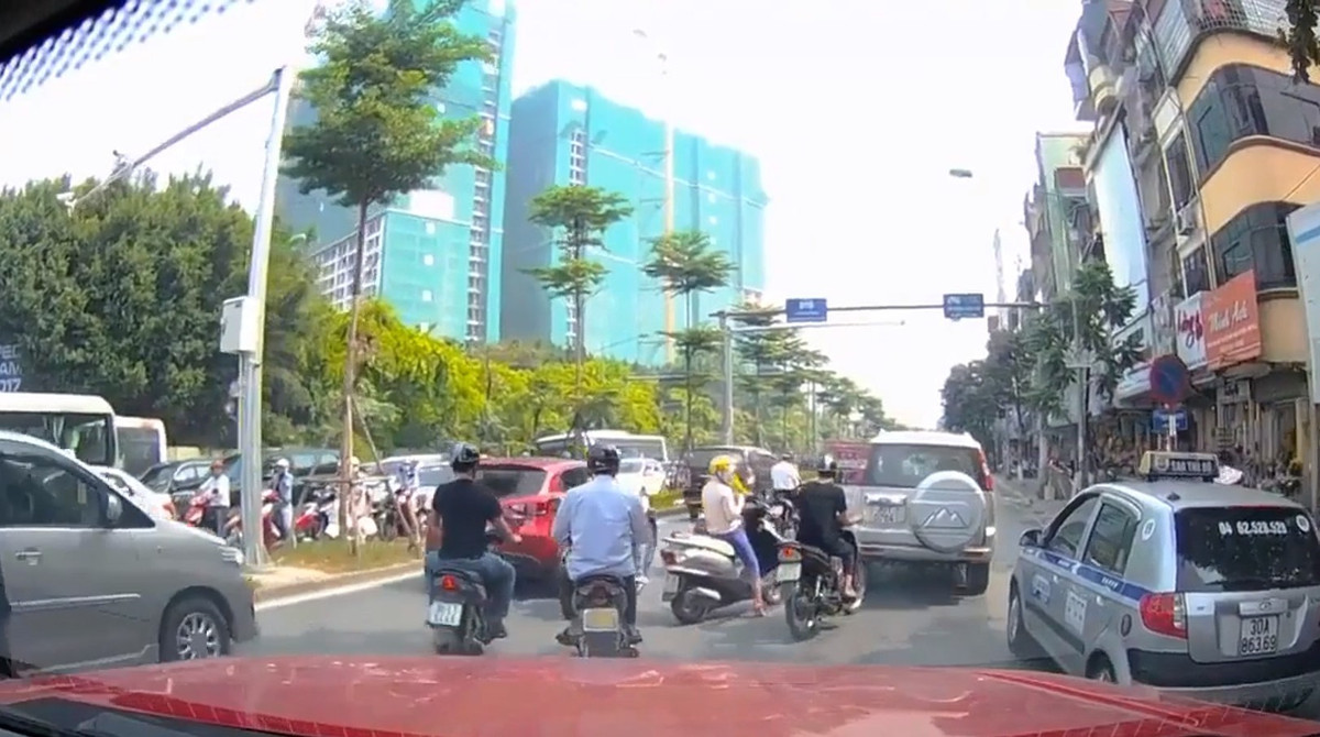 Vụ việc xảy ra vào lúc 10h ngày 27-10-2017 trên phố Kim Mã (Hà Nội)