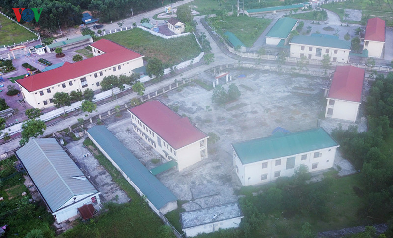 Ngôi trường được xây dựng trên diện tích hơn 1 ha với các hạng mục khá đồng bộ, hiện đại. Trường gồm 2 dãy nhà 2 tầng học, cùng 1 nhà hiệu bộ, nhà ở công vụ, nhà để xe, cổng, khuôn viên, hàng rào, đường nội bộ...