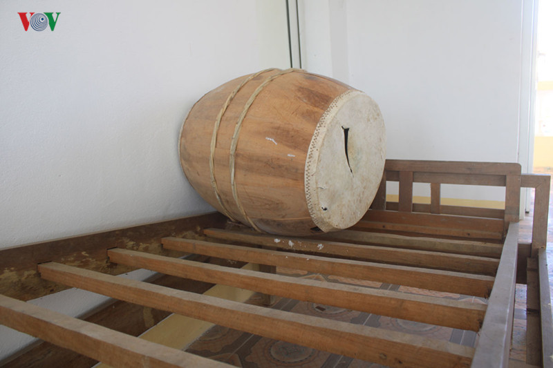 Chiếc trống trường hơn 6 năm qua chưa một lần sử dụng đã hư hỏng, thủng phần mặt.