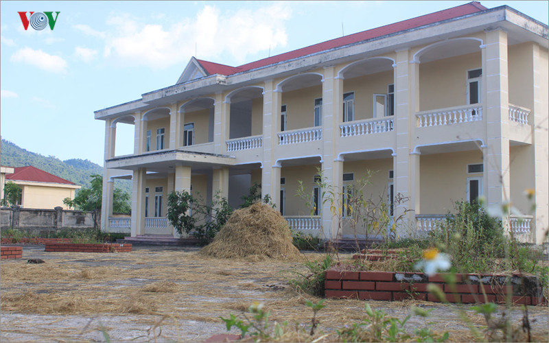 Nhiều khu vực khuôn viên của trường học được người dân tận dụng làm sân phơi.