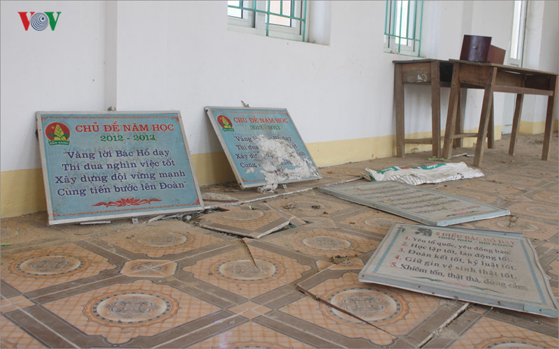 Nhiều phòng học, nhà hiệu bộ, các bàn ghế, trống, bảng… bị hư hỏng. Những bảng khẩu hiệu của năm học nằm ngổn ngang.