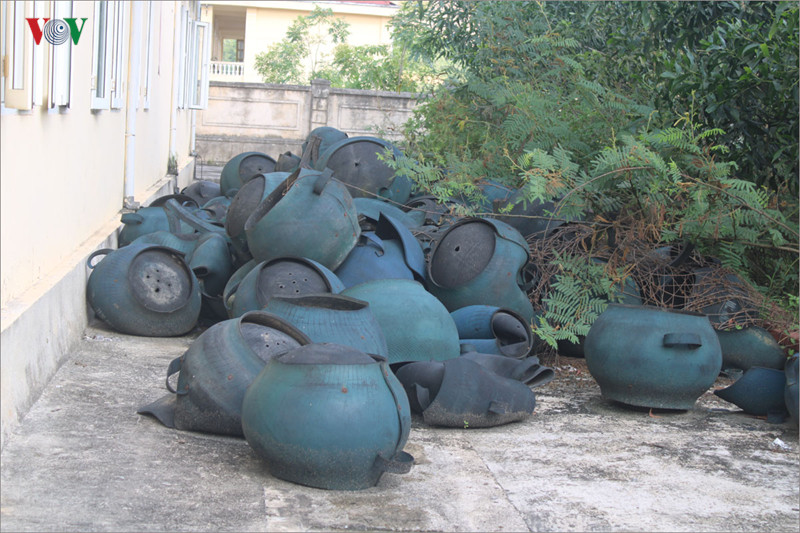 Phía sau dãy trường học, những chiếc thùng đựng rác chất đống.