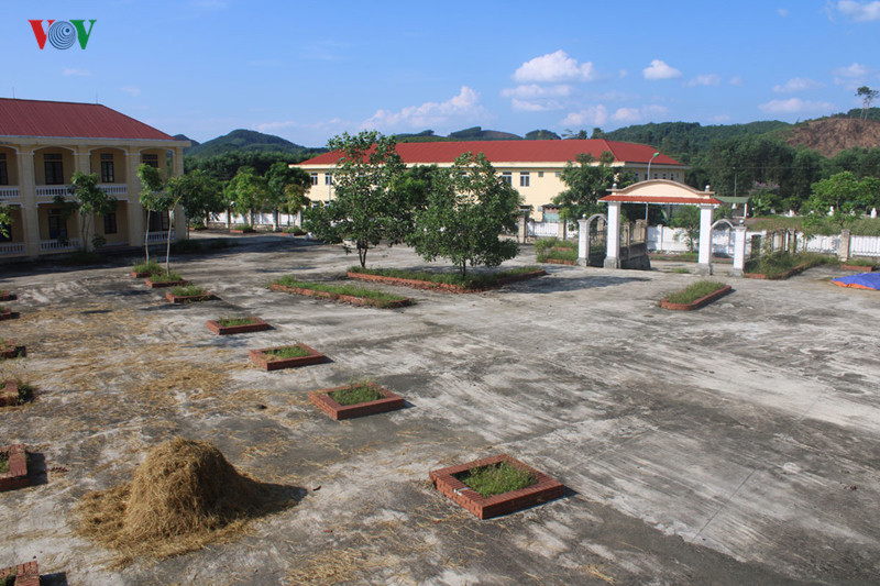 Ông Nguyễn Trường Thọ - Chủ tịch UBND xã Hương Quang, cho biết trường dự tính xây phục vụ học tập cho con em của 518 hộ dân trong xã lên khu tái định cư Hói Trung. Song quá trình triển khai dự án, tỉnh có chủ trương cho dân di cư tự do nên số dân chuyển về khu tái định cư giảm một nửa, dẫn tới việc không có học sinh.