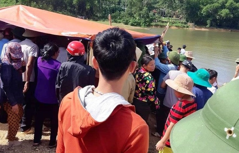 Di da ngoai truoc ky nghi he, 5 hoc sinh chet duoi