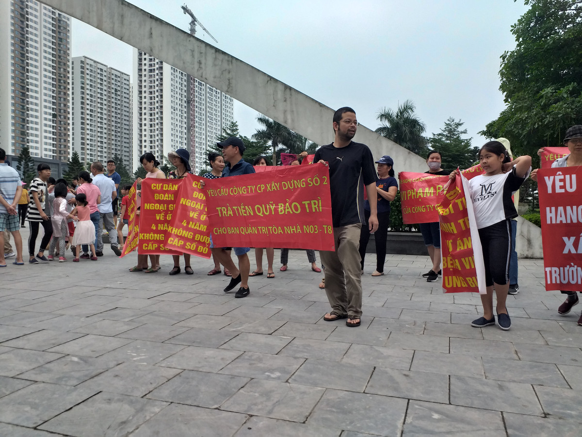 Theo ghi nhận của PV Kiến Thức, từ khoảng 8h sáng, người dân đã tập trung trước cổng công viên trong khu đô thị, trên tay cầm băng rôn, biểu ngữ ghi rõ những sai phạm của Hancorp.