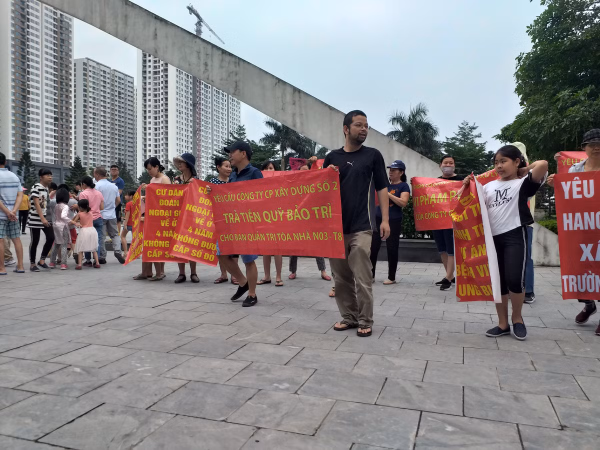 Theo ghi nhận của PV Kiến Thức, từ khoảng 8h sáng, người dân đã tập trung trước cổng công viên trong khu đô thị, trên tay cầm băng rôn, biểu ngữ ghi rõ những sai phạm của Hancorp.