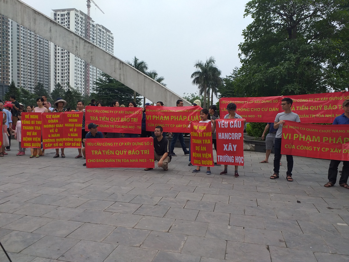 Bà Cù Phương Dung (tòa N01 T5) cho biết: Cư dân được biết rằng mình sẽ được hưởng những tiện ích trên 4 khu đất công cộng gồm trường học, tổ hợp thể dục thể thao, vườn hoa... nên mới quyết định mua nhà. Tuy nhiên, khu đô thị đã bị điều chỉnh quy hoạch và người dân không đồng ý.