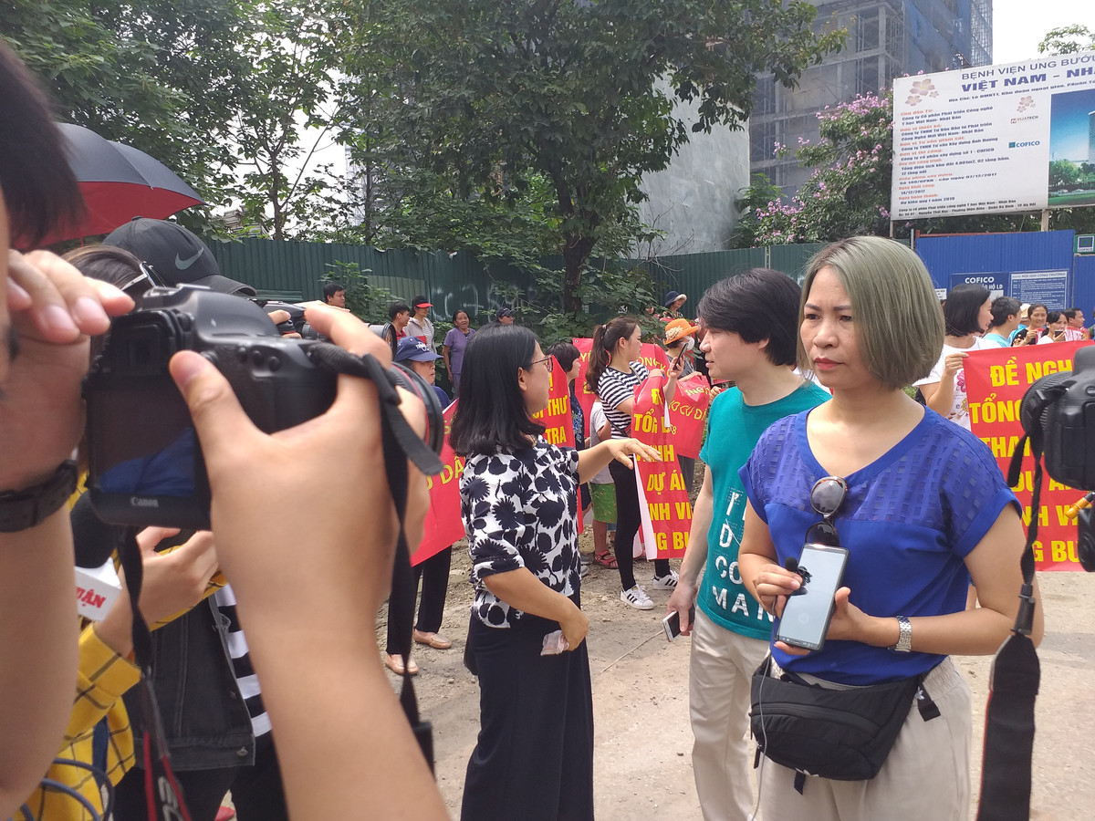 Bà Phạm Thị Hòa Thái (áo xanh) - Đại diện cư dân tòa N03 T3-4 tỏ ra bức xúc: "Hiện nay rất nhiều cư dân sống ở đây đến 4 năm nhưng chưa được chủ đầu tư là Tổng Công ty Xây dựng Hà Nội (Hancorp) cấp sổ đỏ. Cư dân cũng đã gửi đơn thư đi rất nhiều lần nhưng không được phúc đáp".