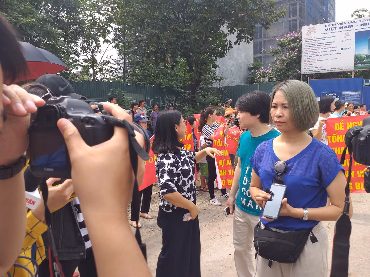 Bà Phạm Thị Hòa Thái (áo xanh) - Đại diện cư dân tòa N03 T3-4 tỏ ra bức xúc: "Hiện nay rất nhiều cư dân sống ở đây đến 4 năm nhưng chưa được chủ đầu tư là Tổng Công ty Xây dựng Hà Nội (Hancorp) cấp sổ đỏ. Cư dân cũng đã gửi đơn thư đi rất nhiều lần nhưng không được phúc đáp".