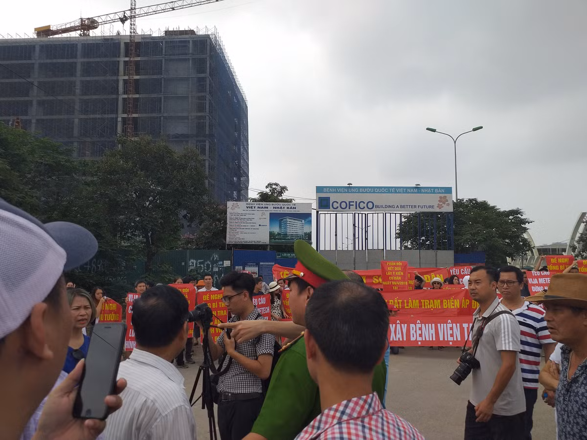 Người dân khu Ngoại Giao Đoàn di chuyển đến khu dự án bệnh viện - nơi được cho là một trong những bất cập lớn nhất tại khu đô thị.
