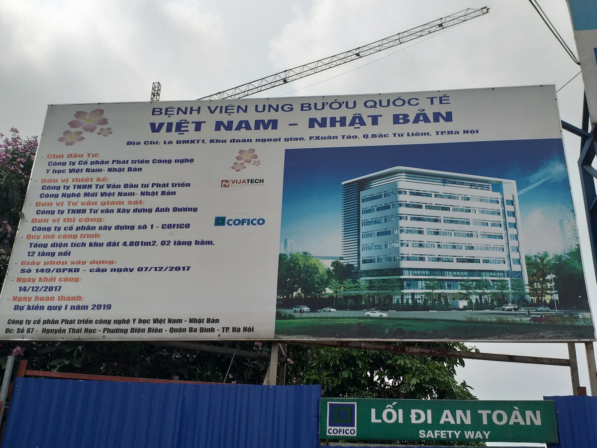 Ông Phạm Văn Tuấn (62 tuổi, cư dân khu Ngoại Giao Đoàn) bày tỏ lo lắng: "Việc xây dựng bệnh viện u bướu ngay trong lòng một khu đô thị hàng chục nghìn cư dân, ngay sát khu xử lý nước thải tiềm ẩn các nguy cơ lây nhiễm chéo giữa bệnh viện, nguồn nước ngầm của toàn thành phố, hệ thống hồ điều hòa của khu đô thị".