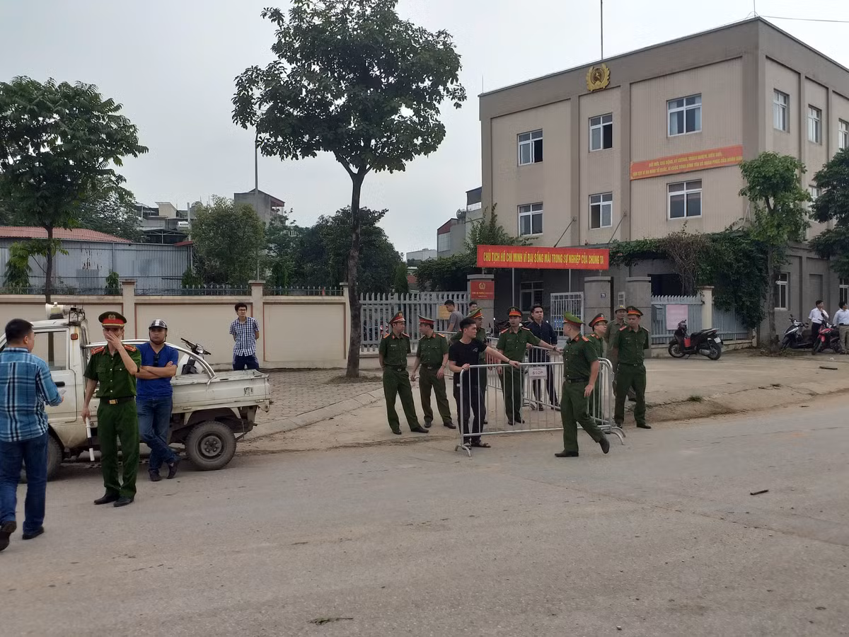 Các cán bộ công an khu vực cũng được điều động để đảm bảo công tác an ninh, trật tự.