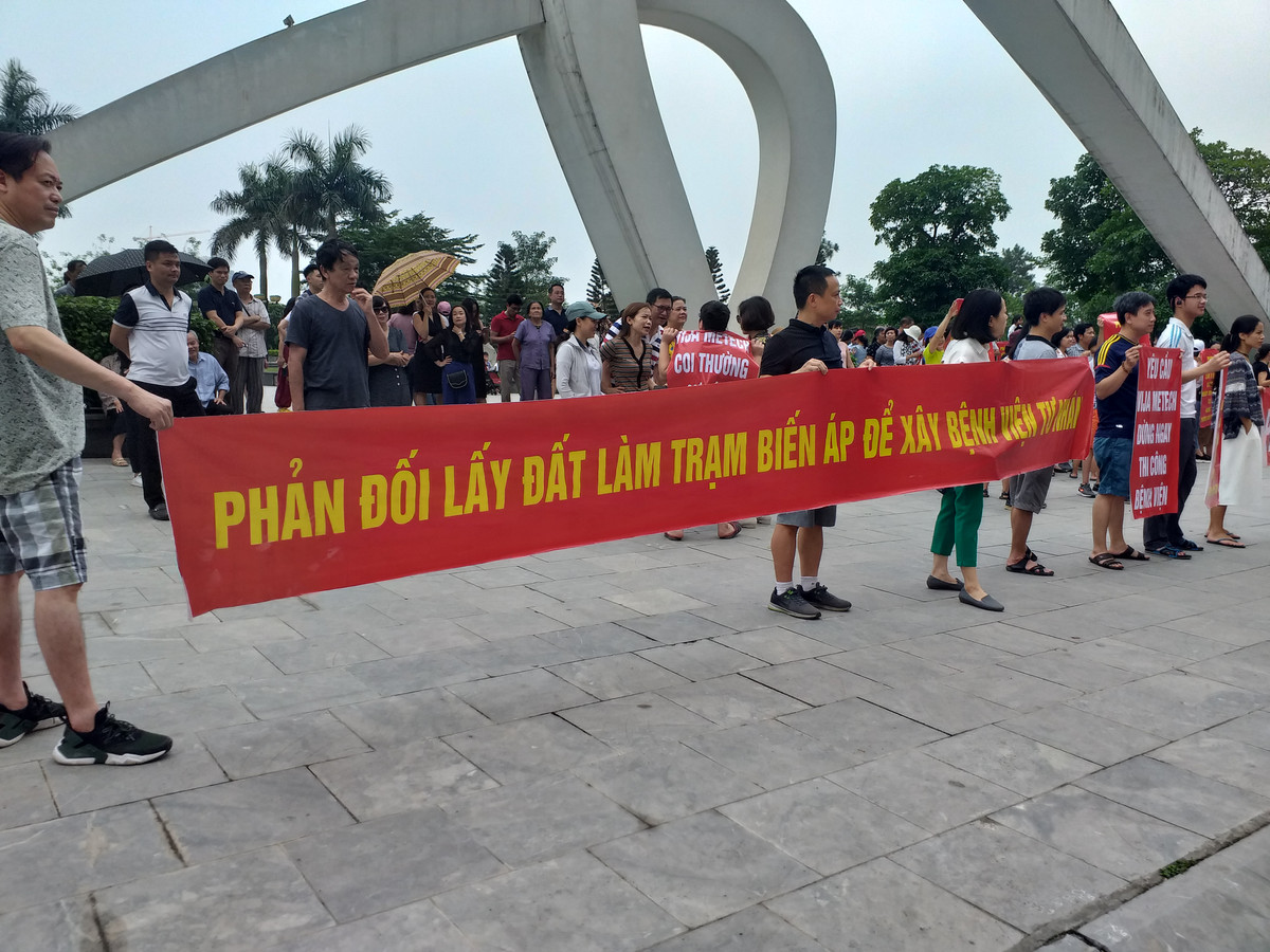 Hancorp xe dat xay benh vien, cu dan Ngoai Giao Doan lai xuong duong phan doi