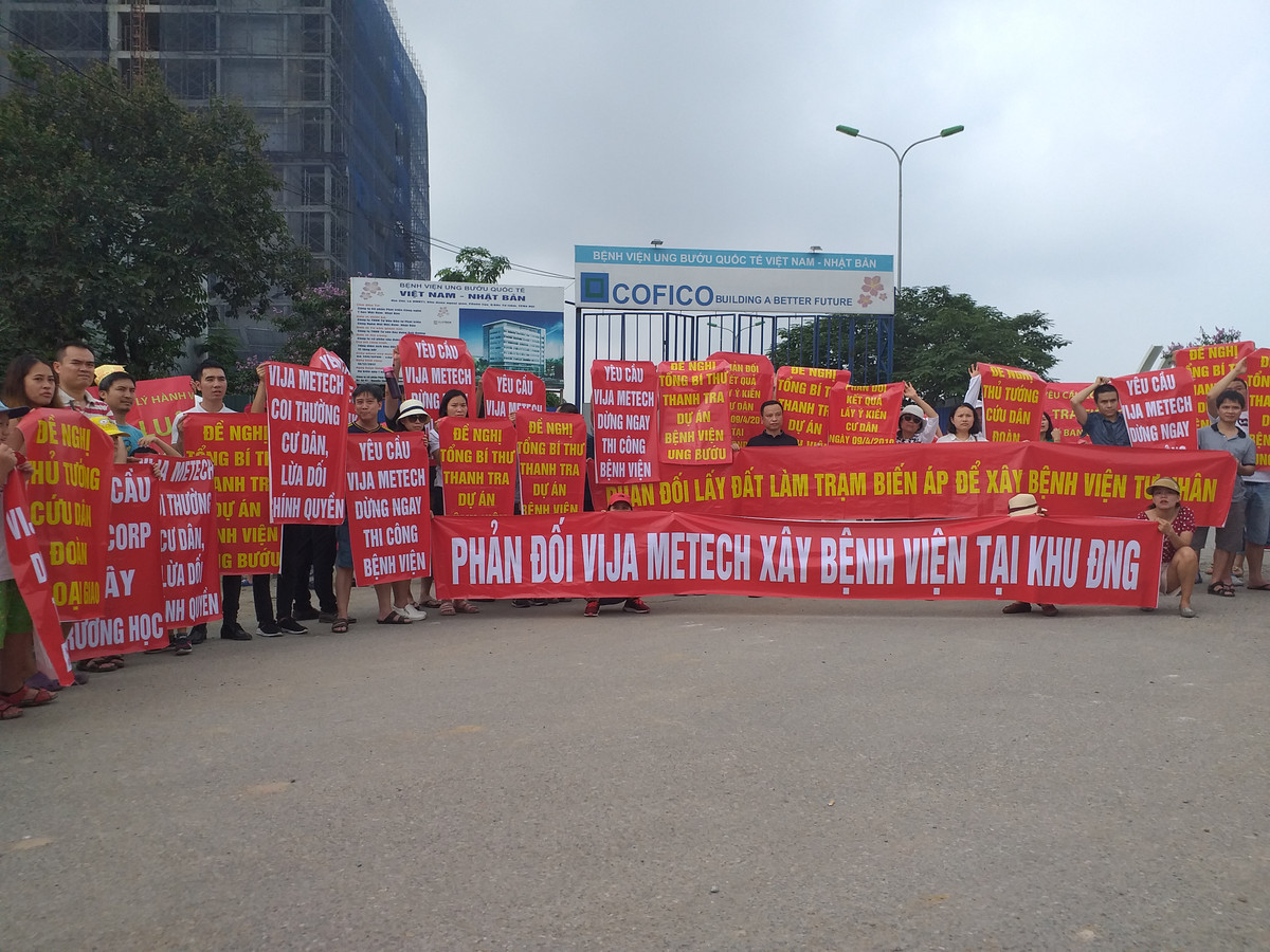 Hầu như tất cả các vấn đề bức xúc từ trước đến nay tại khu đô thị Ngoại Giao Đoàn đã được cư dân viết lên băng rôn.