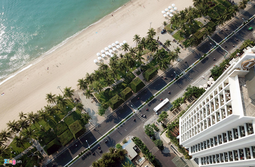 UBND TP Nha Trang đang triển khai nhiều giải pháp để giảm tải ách tắc cho đường Trần Phú bằng cách phân luồng một số tuyến đường kết nối với Trần Phú như Hùng Vương, Nguyễn Thị Minh Khai... Tuy nhiên, việc phân luồng hiệu quả không cao khi các cao ốc, khách sạn, chung cư cao tầng tập trung chủ yếu ở đường này.