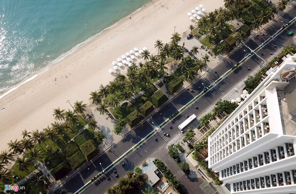 UBND TP Nha Trang đang triển khai nhiều giải pháp để giảm tải ách tắc cho đường Trần Phú bằng cách phân luồng một số tuyến đường kết nối với Trần Phú như Hùng Vương, Nguyễn Thị Minh Khai... Tuy nhiên, việc phân luồng hiệu quả không cao khi các cao ốc, khách sạn, chung cư cao tầng tập trung chủ yếu ở đường này.