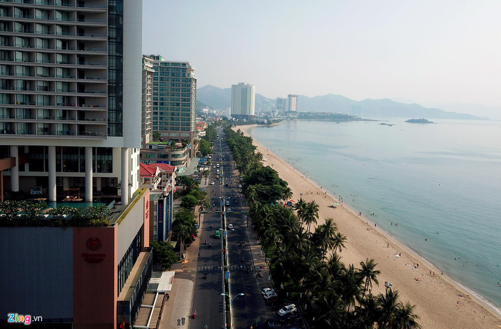 Nhiều chuyên gia đánh giá, đường Trần Phú có giá trị không chỉ về địa ốc mà còn là "xương sống" không thể thiếu của phố biển. Tuy nhiên, tình trạng quá tải ở tuyến đường này hiện chưa có hướng giải quyết.