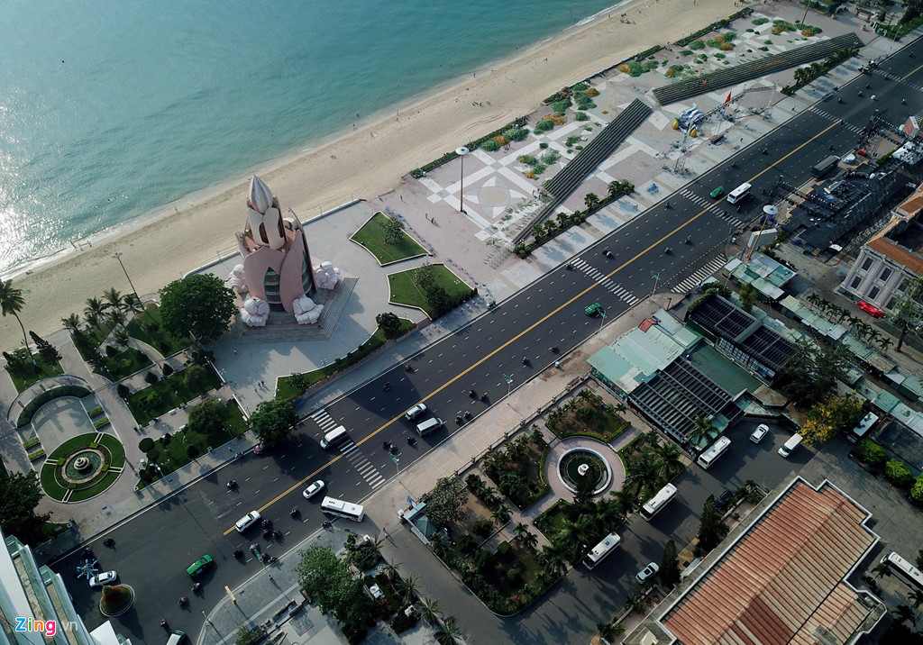 Đường Trần Phú dài 12 km tính từ cầu Trần Phú đến cảng du lịch Cầu Đá. Dọc đường này có hàng trăm nhà cao tầng mọc lên sầm uất kéo theo giá bất động sản tăng vọt trong 5 năm trở lại đây.