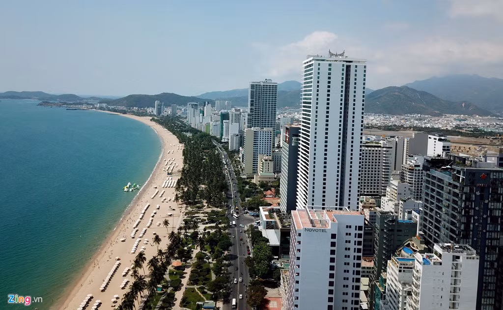 Tròn 10 năm Nha Trang lên đô thị loại 1, bộ mặt phố biển đổi thay từng ngày. Bờ biển trước kia chủ yếu là rừng dừa thì nay là những tòa nhà cao ốc.