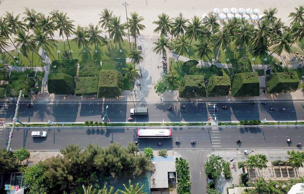 Khoảng 2 năm trở lại đây, đường Trần Phú thường xuyên xảy ra kẹt xe. Ngoài yếu tố đường Trần Phú nhỏ (chiều ngang chừng 25 m), thì nguyên nhân chủ yếu là do quá nhiều nhà cao ốc, khách sạn, chung cư cao tầng tập trung dọc con đường này.